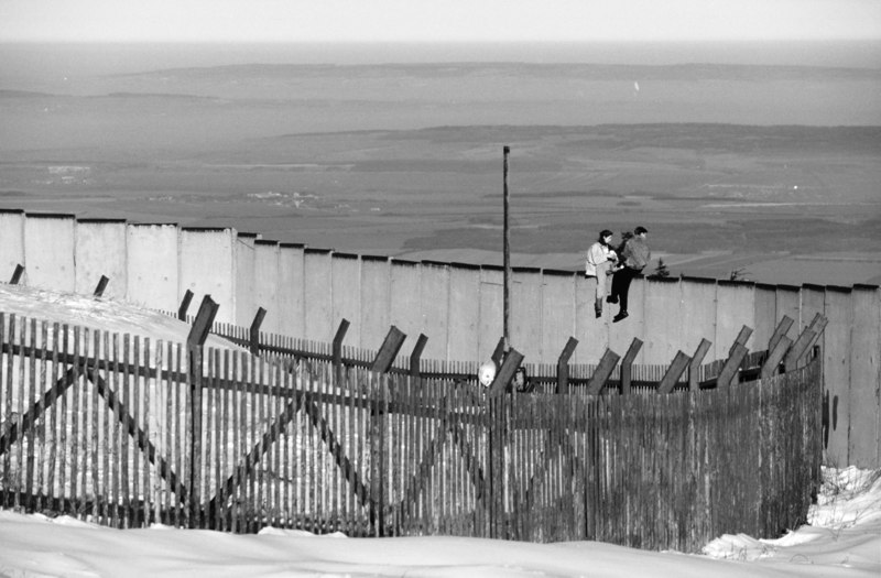 Am 3. Dezember 1989 erklettern und besetzen 3 Jugendliche aus Halberstadt die Brockenmauer.