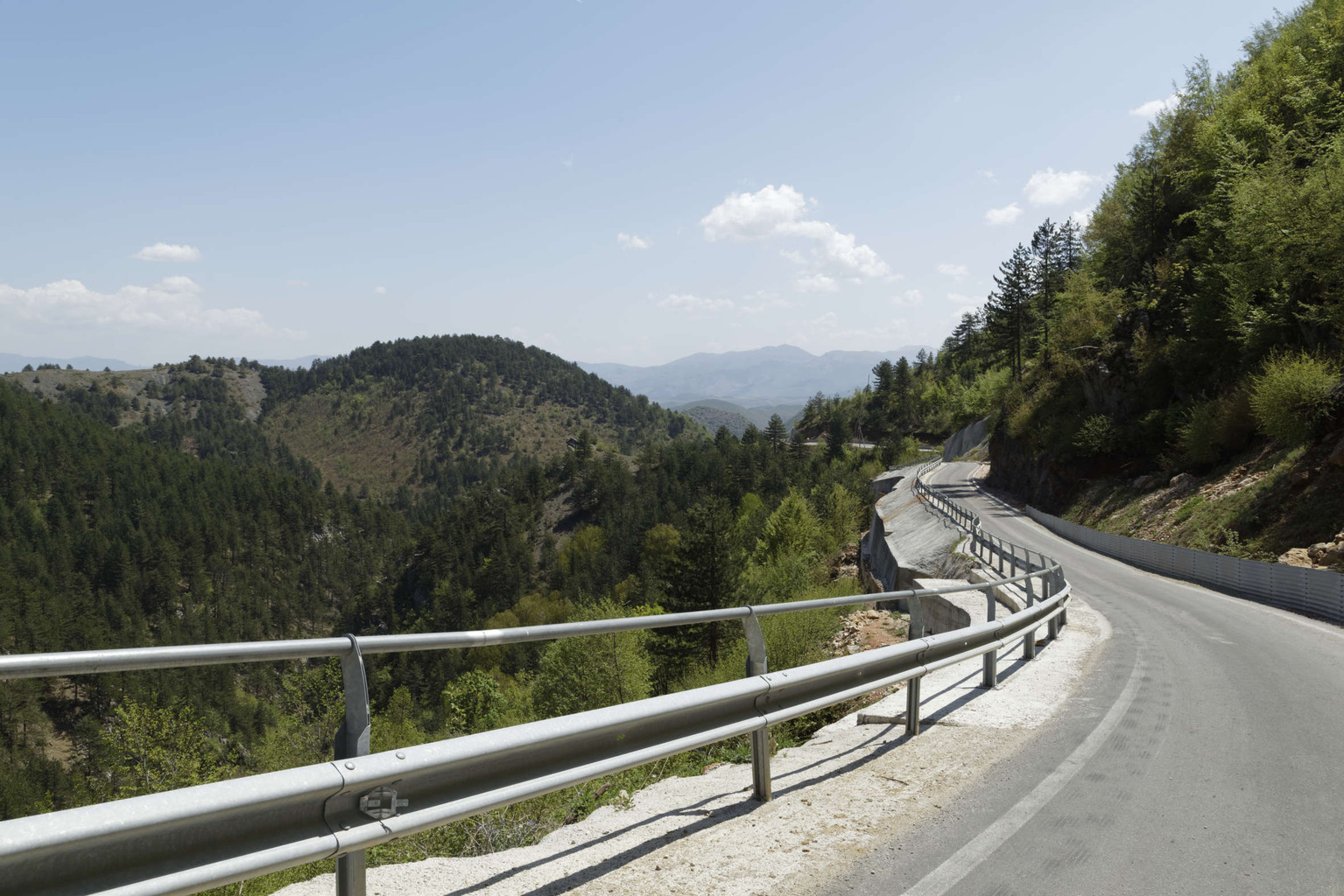 Neue Straße zum Bau der TAP, Trans-Adria-Pipeline durch die Bergwelt in Albanien