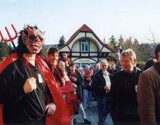 Schierke, DEU, Sachsen-Anhalt, 30.4.1998:
Walpurgisnacht in Schierke, der Nacht vor dem 1.5.. Diese Nacht ist von gespenstischen Umtrieben erfuellt, vor allem von Hexen, die auf Besen ausreiten um sich zum Teufelskult und Hexentanz auf dem Blocksberg zu versammeln. "Die Hexen zu dem Brocken ziehn. Die Stoppel ist gelb, die Saat ist gruen. Dort sammelt sich der gro§e Hauf, Herr Urian sitzt obenauf." Aus Goethe«s Faust.
Brockenherberge, Kult, Mephisto, Winteraustreibung, Harz, Volksglaube, germanischer Kulturkreis, Panoramafotografie.
© www.photoguerilla.com/hoerseljau
Broc161-13