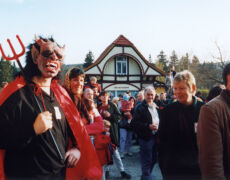 Schierke, DEU, Sachsen-Anhalt, 30.4.1998:
Walpurgisnacht in Schierke, der Nacht vor dem 1.5.. Diese Nacht ist von gespenstischen Umtrieben erfuellt, vor allem von Hexen, die auf Besen ausreiten um sich zum Teufelskult und Hexentanz auf dem Blocksberg zu versammeln. "Die Hexen zu dem Brocken ziehn. Die Stoppel ist gelb, die Saat ist gruen. Dort sammelt sich der gro§e Hauf, Herr Urian sitzt obenauf." Aus Goethe«s Faust.
Brockenherberge, Kult, Mephisto, Winteraustreibung, Harz, Volksglaube, germanischer Kulturkreis, Panoramafotografie.
© www.photoguerilla.com/hoerseljau
Broc161-13