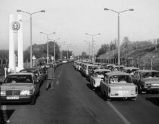 Teistungen, Thueringen, DDR, 11.11.1989: DDR, Grenzoeffnung, Grenzlinie, Stau nach Westdeutschland.
Grenze, Grenzlinie, Grenzuebergang, Hoheitsschild, Hoheitsmarkierungen, DDR, BRD, eiserner Vorhang, Sperrgebiet, Grenzverlauf, Grenzsicherung, DDR-Grenzpolizist, BGS, Zeitgeschichte
© Hansjoerg Horseljau - www.bilderpoesie.de
D 199-012