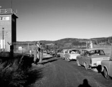 Ellrich, Thueringen, DDR, 12.11.1989: DDR, Grenzoeffnung, Aufbruch
Grenze, Grenzuebergang, Grenzzaun, Grenzdurchbruch, DDR, BRD, Ellrich, Walkenried, eiserner Vorhang, Sperrgebiet, Grenzverlauf, Grenzsicherung, Einheiten der Grenztruppen, offenes Tor, Zeitgeschichte
© Hansjoerg Horseljau - www.bilderpoesie.de
D 199-051