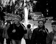 Brocken, DDR, 03.12.1989: Demonstration zur Brockenoeffnung: Im Verlauf der Demonstration wird das Tor geoeffnet und der Brocken (1142 m) kann das erste Mal nach 28 Jahren wieder frei betreten werden.
Demonstration, Neues Forum, Menschen, Transparent, Wanderer, Spionage, Stasi, Mfs, Harz, Brocken, Militaer, NVA, Nationale Volksarmee der DDR, Geheimdienst, Kalter Krieg, Sperrgebiet, Umbruch, Zeitgeschichte, Pik Lenin, Brockenbesetzer, Brockenoeffnung, SW-Foto, schwarz-weiss
© Hansjoerg Hoerseljau - www.brockenbuch.de
GROEF 13-13
(Aus: Der Brocken - der belagerte Berg)