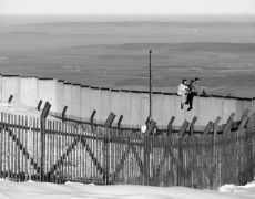 20 Jahre deutsche Einheit - Brockenöffnung am 3.12.1989
Im November 1989 ist die Mauer an vielen Stellen löchrig geworden, einzig der Brocken, weithin sichtbares Symbol der deutsch/deutschen Teilung war immer noch nicht zugänglich. Daher organisierte das Neue Forum am 3. Dezember 1989 einen Sternmarsch zum Brocken. Im Verlauf dieser Demonstration wurde das Brockentor gegen Mittag geöffnet: Kurze Zeit später saßen die ersten Demonstranten auf der 3,6 Meter hohen Brockenmauer.
1989 - 2010 - Nach 20 Jahren habe ich ann√§hrend den gleichen Bildausschnitt wiederholt fotografiert, zu sehen ist ein Zeitensprung von 20 Jahren.
