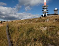 20 Jahre deutsche Einheit - Brocken. Nach 20 Jahren habe ich ann√§hrend den gleichen Bildausschnitt wiederholt fotografiert, zu sehen ist ein Zeitensprung von 20 Jahren.
Nach der Brockenöffnung wurde das Ausmaß der Sprerranlagen für jederman sichtbar: Die Brockenmauer umfasste die gesamte Brockenkuppe und hatte eine höhe von 3,6 Metern.