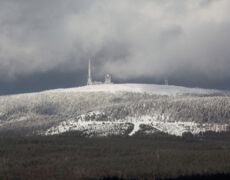 Brocken, (1.141,1 m ü. NN), die Brockenkuppe ist in winterlichem weiß getaucht: Neuer Sendeturm, Brockenmuseum, Brockenhotel, höchster Punkt und Wetterstation. Die Wolken hängen tief und streiben manchmal die Gebäude auf dem Brocken.