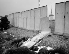 20 Jahre deutsche Einheit - Brockenöffnung
Nach der Brockenöffnung wurde das Ausmaß der Sprerranlagen für jederman sichtbar: Die Brockenmauer umfasste die gesamte Brockenkuppe und hatte eine höhe von 3,6 Metern.
1989 bis 2010. - Nach 20 Jahren habe ich ann√§hrend den gleichen Bildausschnitt wiederholt fotografiert, zu sehen ist ein Zeitensprung von 20 Jahren.
