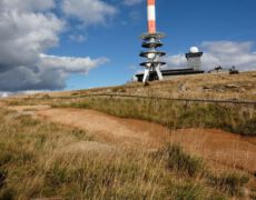 20 Jahre deutsche Einheit - Brocken. Nach 20 Jahren habe ich ann√§hrend den gleichen Bildausschnitt wiederholt fotografiert, zu sehen ist ein Zeitensprung von 20 Jahren.
Nach der Brockenöffnung wurde das Ausmaß der Sprerranlagen für jederman sichtbar: Die Brockenmauer umfasste die gesamte Brockenkuppe und hatte eine höhe von 3,6 Metern.