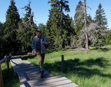 Brockenbenno bei seiner 6359ten Wanderung auf den Brocken.
Benno Schmidt hat für seine Rekordwanderungen 6 Motive:
1. Mythos Brocken
2. Freude an der Natur
3. Begegnung mit fremden Menschen
4. Gut für seine Gesundheit
5. Wanderrekord halten, anderen es nicht so leicht machen
6. Vorbild vor allem für die junge Generation