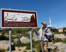 Brockenbenno bei seiner 6359ten Wanderung auf den Brocken am Gedenkstein anlässlich der Brockenöffnung am 3. Dezember 1989. Für den Stein hat sich Benno Schmidt persönlich eingesetzt, er war auch am 3.12.89 mit dabei.
Benno Schmidt hat für seine Rekordwanderungen 6 Motive:
1. Mythos Brocken
2. Freude an der Natur
3. Begegnung mit fremden Menschen
4. Gut für seine Gesundheit
5. Wanderrekord halten, anderen es nicht so leicht machen
6. Vorbild vor allem für die junge Generation