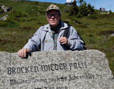 Brockenbenno bei seiner 6359ten Wanderung auf den Brocken am Gedenkstein anlässlich der Brockenöffnung am 3. Dezember 1989. Für den Stein hat sich Benno Schmidt persönlich eingesetzt, er war auch am 3.12.89 mit dabei.
Benno Schmidt hat für seine Rekordwanderungen 6 Motive:
1. Mythos Brocken
2. Freude an der Natur
3. Begegnung mit fremden Menschen
4. Gut für seine Gesundheit
5. Wanderrekord halten, anderen es nicht so leicht machen
6. Vorbild vor allem für die junge Generation