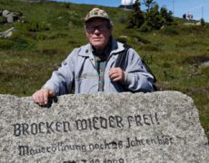 Brockenbenno bei seiner 6359ten Wanderung auf den Brocken am Gedenkstein anlässlich der Brockenöffnung am 3. Dezember 1989. Für den Stein hat sich Benno Schmidt persönlich eingesetzt, er war auch am 3.12.89 mit dabei.
Benno Schmidt hat für seine Rekordwanderungen 6 Motive:
1. Mythos Brocken
2. Freude an der Natur
3. Begegnung mit fremden Menschen
4. Gut für seine Gesundheit
5. Wanderrekord halten, anderen es nicht so leicht machen
6. Vorbild vor allem für die junge Generation