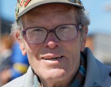 Brockenbenno bei seiner 6359ten Wanderung auf den Brocken.
Benno Schmidt hat für seine Rekordwanderungen 6 Motive:
1. Mythos Brocken
2. Freude an der Natur
3. Begegnung mit fremden Menschen
4. Gut für seine Gesundheit
5. Wanderrekord halten, anderen es nicht so leicht machen
6. Vorbild vor allem für die junge Generation