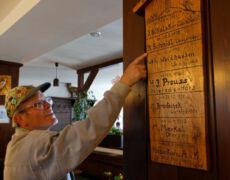 Brockenbenno bei seinem 6359ten Aufstieg, er war mit seiner Frau Helga unterwegs.
Benno Schmidt hat 6 Motive:
1. Mythos Brocken
2. Freude an der Natur
3. Begegnung mit fremden Menschen
4. Gut für seine Gesundheit
5. Wanderrekord halten, anderen es nicht so leicht machen
6. Vorbild vor allem für die junge Generation