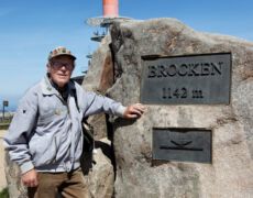 Brockenbenno bei seiner 6359ten Wanderung auf den Brocken.
Benno Schmidt hat für seine Rekordwanderungen 6 Motive:
1. Mythos Brocken
2. Freude an der Natur
3. Begegnung mit fremden Menschen
4. Gut für seine Gesundheit
5. Wanderrekord halten, anderen es nicht so leicht machen
6. Vorbild vor allem für die junge Generation