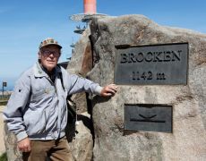 Brockenbenno bei seiner 6359ten Wanderung auf den Brocken.
Benno Schmidt hat für seine Rekordwanderungen 6 Motive:
1. Mythos Brocken
2. Freude an der Natur
3. Begegnung mit fremden Menschen
4. Gut für seine Gesundheit
5. Wanderrekord halten, anderen es nicht so leicht machen
6. Vorbild vor allem für die junge Generation
