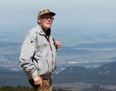 Brockenbenno bei seiner 6359ten Wanderung auf den Brocken.
Benno Schmidt hat für seine Rekordwanderungen 6 Motive:
1. Mythos Brocken
2. Freude an der Natur
3. Begegnung mit fremden Menschen
4. Gut für seine Gesundheit
5. Wanderrekord halten, anderen es nicht so leicht machen
6. Vorbild vor allem für die junge Generation
