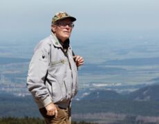 Brockenbenno bei seiner 6359ten Wanderung auf den Brocken.
Benno Schmidt hat für seine Rekordwanderungen 6 Motive:
1. Mythos Brocken
2. Freude an der Natur
3. Begegnung mit fremden Menschen
4. Gut für seine Gesundheit
5. Wanderrekord halten, anderen es nicht so leicht machen
6. Vorbild vor allem für die junge Generation