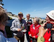 Brockenbenno bei seiner 6359ten Wanderung auf den Brocken. Auf seinen Wanderungen wird Brockenbenno oft von anderen Wanderern erkannt und freudig begrüßt und fotografiert.
Benno Schmidt hat für seine Rekordwanderungen 6 Motive:
1. Mythos Brocken
2. Freude an der Natur
3. Begegnung mit fremden Menschen
4. Gut für seine Gesundheit
5. Wanderrekord halten, anderen es nicht so leicht machen
6. Vorbild vor allem für die junge Generation