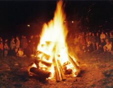 Schierke, DEU, Sachsen-Anhalt, 30.4.1999:
Walpurgisnacht in Schierke, der Nacht vor dem 1.5.. Diese Nacht ist von gespenstischen Umtrieben erfuellt, vor allem von Hexen, die auf Besen ausreiten um sich zum Teufelskult und Hexentanz auf dem Blocksberg zu versammeln. Um 22.00 Uhr wird ein Feuer entzündet. "Die Hexen zu dem Brocken ziehn. Die Stoppel ist gelb, die Saat ist gruen. Dort sammelt sich der große Hauf, Herr Urian sitzt obenauf." Aus Goethe´s Faust.
Brockenherberge, Kult, Mephisto, Winteraustreibung, Harz, Volksglaube, germanischer Kulturkreis, Panoramafotografie.
© www.photoguerilla.com/hoerseljau
Broc177-35