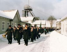 Clausthal-Zellerfeld, DEU, Niedersachsen, 20.02.1993:
Bergdankfest in Clausthal-Zellerfeld, Festumzug am Foerdergeruest des Kaiser-Wilhelm-Schacht, heutiger Baubetriebshof der Harzwasserwerke GmbH. Es gehoert zu den aeltesten in Deutschland noch existierenden Foerdergeruesten.
Oberharzer Bergbau, Silbererzbergbau, Bergbau, Kulturdenkmal, Freilichtmuseum, Tradition, Festumzug, Kapelle, Winter, Foerderschacht, Umzug
© www.photoguerilla.com/hoerseljau
F-CLZ-27-15/100