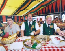 Clausthal-Zellerfeld, DEU, Niedersachsen, 10.08.1998: Schuetzenfest, Tschaerperfruehstueck - Wurst und Harzer Kaese werden mit dem Tschaerper, einem Bergmannsmesser, ueber den Daumen geschnitten.
Clausthal-Zellerfeld, Volksfest, Schuetzenfest, Tradition, Maenner, Maennergesellschaft, lachen, Oberharz, Harz, Menschen, Portraet
© www.photoguerilla.com/hoerseljau
F-CLZ-226-32/49