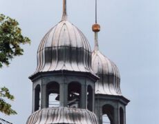 Clausthal-Zellerfeld, DEU, Niedersachsen, 12.07.1999: Marktkirche zum Heiligen Geist in Clausthal. Welschen Hauben von Dachreiter (vorn) und Glockenturm, vollendet 1637.
Clausthal-Zellerfeld, Kirche, historisch, Holzkirche, Turm, Kirchturm, Wetterfahne, Oberharz, Harz
© www.photoguerilla.com/hoerseljau
F-CLZ-310-20