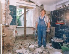 Hannover, DEU, 22.05.2003:
Heimwerker zu Hause ...
Kay Heino Krell beim Renovieren des Bades seiner Oma ... - Reportage.
Heimwerker, Portraet, heimwerken, Modernisierung, Ausbau, renovieren, Renovierung, Bohrmaschine, Bohrhammer, Baustelle, Bad, Abriss, Umbau, Chaos, Bauschutt, Obi, Sanitaer, Baustoffe, Schutt, Selbstbau, Reportage
© www.photoguerilla.com/hoerseljau
OBI-13-18