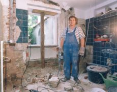 Hannover, DEU, 22.05.2003:
Heimwerker zu Hause ...
Kay Heino Krell beim Renovieren des Bades seiner Oma ... - Reportage.
Heimwerker, Portraet, heimwerken, Modernisierung, Ausbau, renovieren, Renovierung, Bohrmaschine, Bohrhammer, Baustelle, Bad, Abriss, Umbau, Chaos, Bauschutt, Obi, Sanitaer, Baustoffe, Schutt, Selbstbau, Reportage
© www.photoguerilla.com/hoerseljau
OBI-13-18