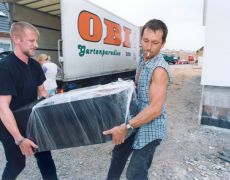 Pattensen, DEU, 12.06.2003:
Anlieferung durch Obi: Corinna Ihle erhält ihren Kaminofen ... - Reportage. Pattensen, Baugebiet “Hornfeld”.
Heimwerker, heimwerken, Ausbau, Baustelle, Neubau, Neubaugebiet, Obi, Eigenleistung, Selbstbau, Anlieferung, Reportage
© www.photoguerilla.com/hoerseljau
OBI-25-26