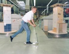 Hannover, DEU, 13.06.2003:
Der stellvertretende Marktleiter Jocken Reckzeh benutzt beim Abschliessen des Marktes ein Kickboard ...
Obi, Kundenberater, Marktleiter, Kickboard, Wirtschaft, Heimwerker, Sortiment, Vielfalt, Markt, Sanitaer, Baustoffe, Baumarkt, Marktfuehrer, Selbstbau, Reportage
© www.photoguerilla.com/hoerseljau
OBI-43-03