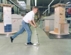 Hannover, DEU, 13.06.2003:
Der stellvertretende Marktleiter Jocken Reckzeh benutzt beim Abschliessen des Marktes ein Kickboard ...
Obi, Kundenberater, Marktleiter, Kickboard, Wirtschaft, Heimwerker, Sortiment, Vielfalt, Markt, Sanitaer, Baustoffe, Baumarkt, Marktfuehrer, Selbstbau, Reportage
© www.photoguerilla.com/hoerseljau
OBI-43-03